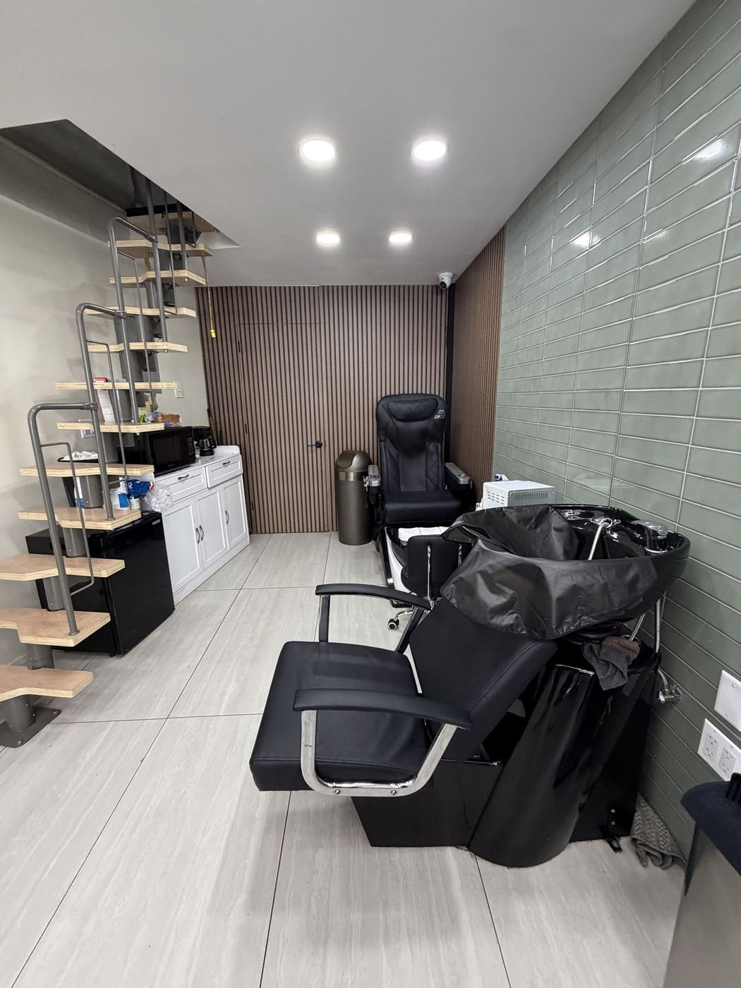 Shampoo bowl and salon wash station at Barber & Blade salon in Harlem