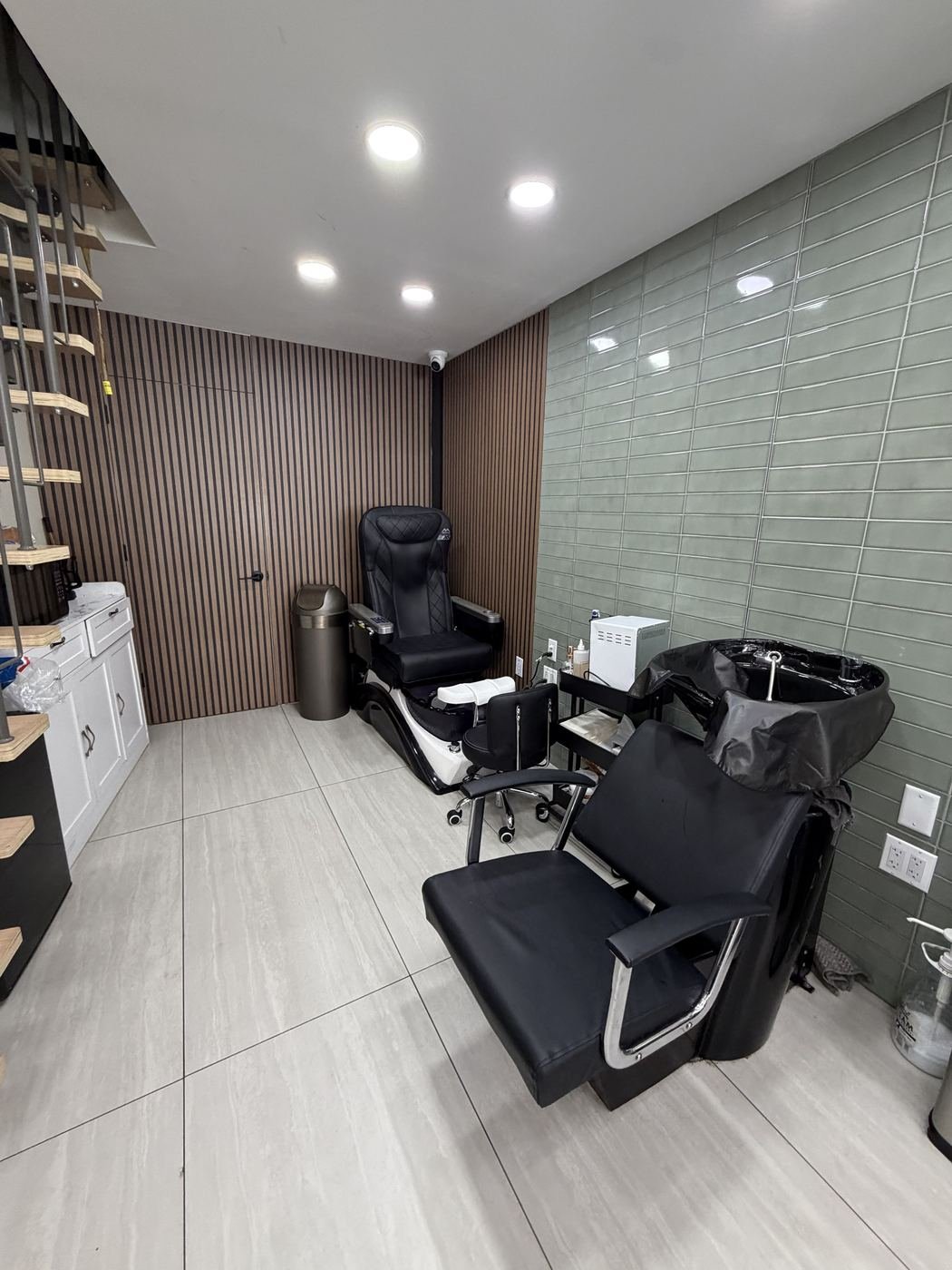 Pedicure spa chair and shampoo bowl